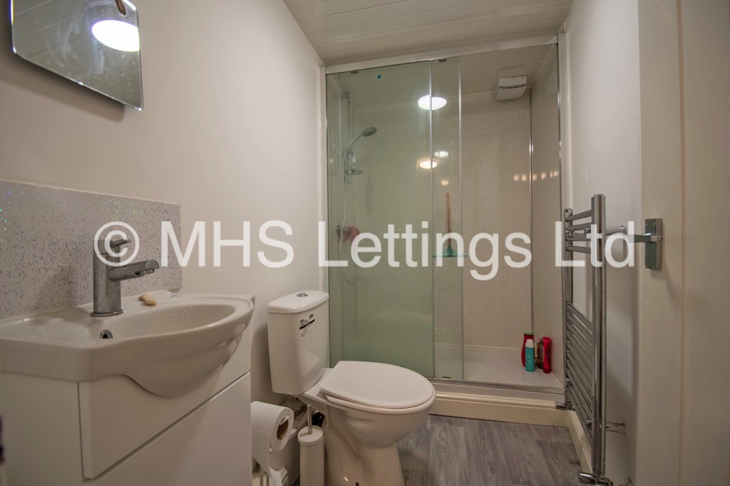 Photo of 4 Bedroom Mid Terraced House in 9 Wetherby Grove, Leeds, LS4 2JH
