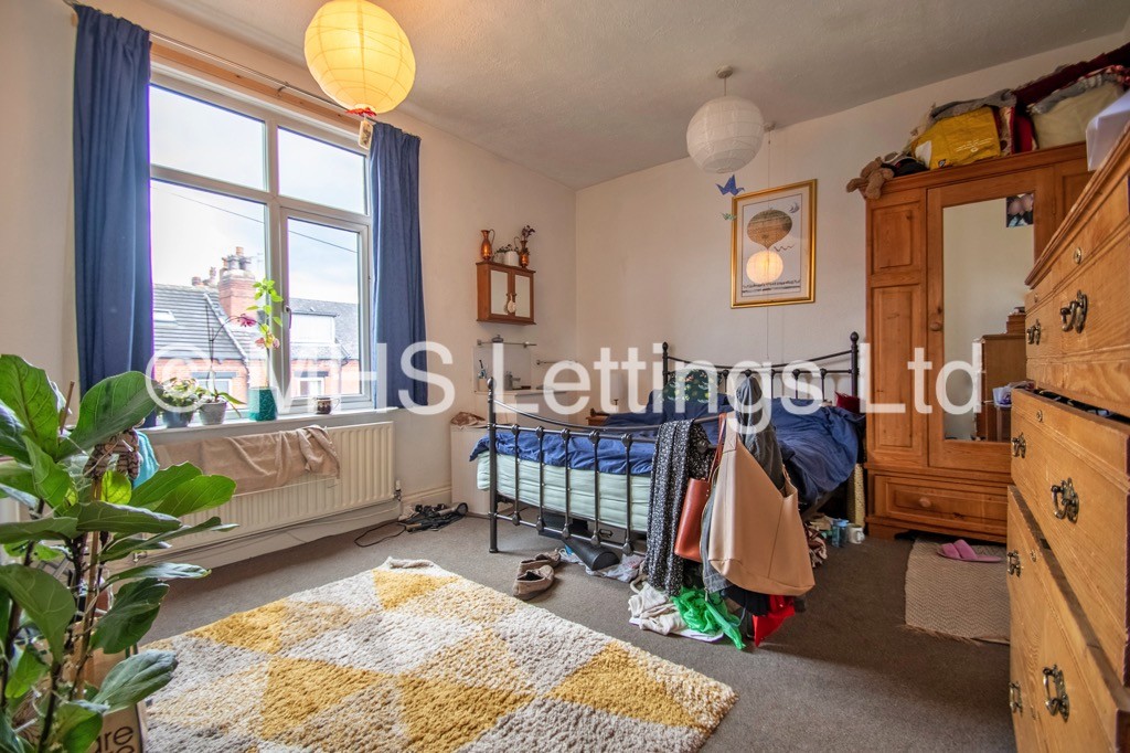 Photo of 4 Bedroom Mid Terraced House in 9 Wetherby Grove, Leeds, LS4 2JH