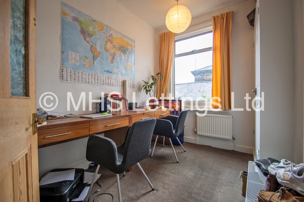 Photo of 4 Bedroom Mid Terraced House in 9 Wetherby Grove, Leeds, LS4 2JH