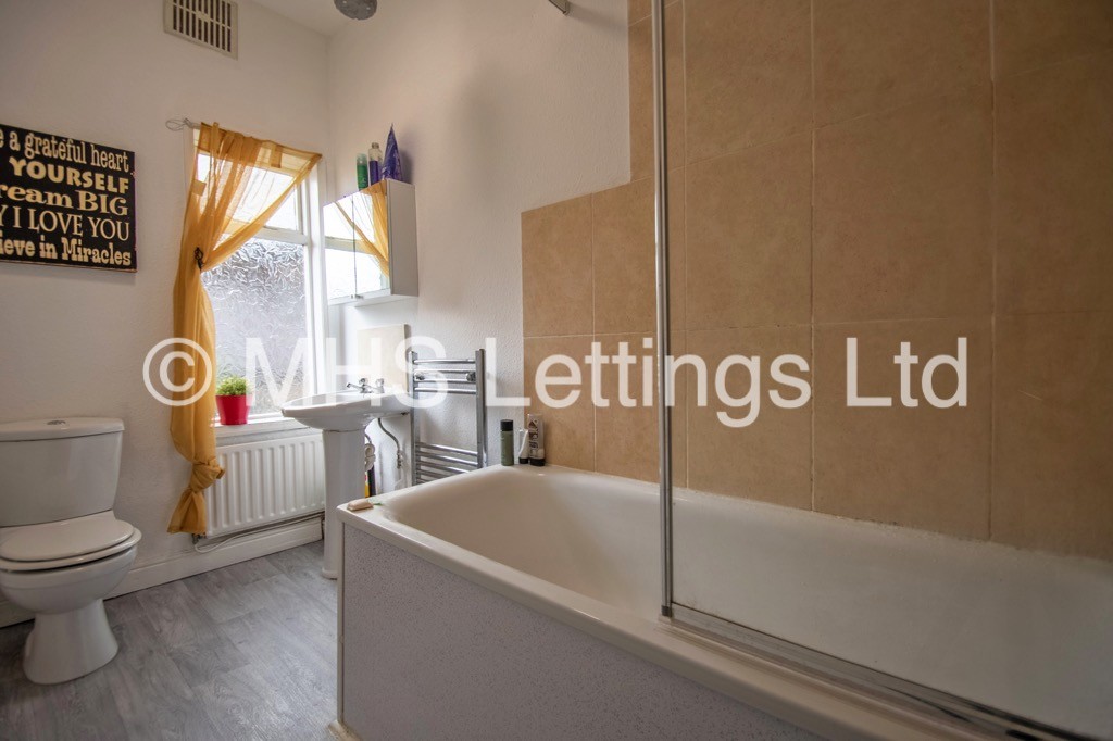 Photo of 4 Bedroom Mid Terraced House in 9 Wetherby Grove, Leeds, LS4 2JH