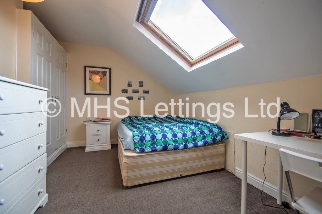 Photo of 4 Bedroom Mid Terraced House in 9 Wetherby Grove, Leeds, LS4 2JH