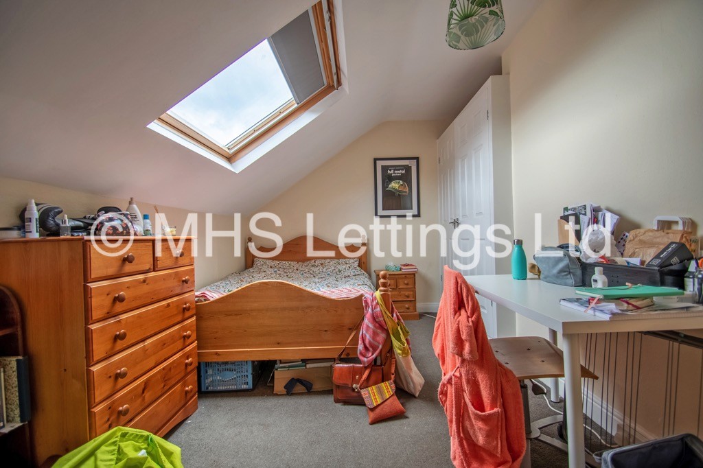 Photo of 4 Bedroom Mid Terraced House in 9 Wetherby Grove, Leeds, LS4 2JH