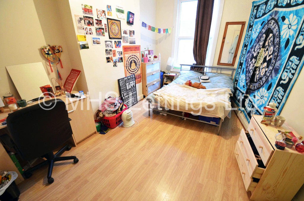 Photo of 4 Bedroom End Terraced House in 12 Delph Lane, Leeds, LS6 2HQ