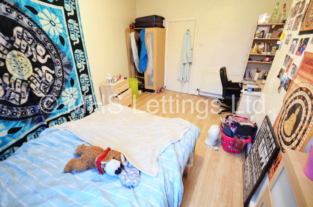 Photo of 4 Bedroom End Terraced House in 12 Delph Lane, Leeds, LS6 2HQ