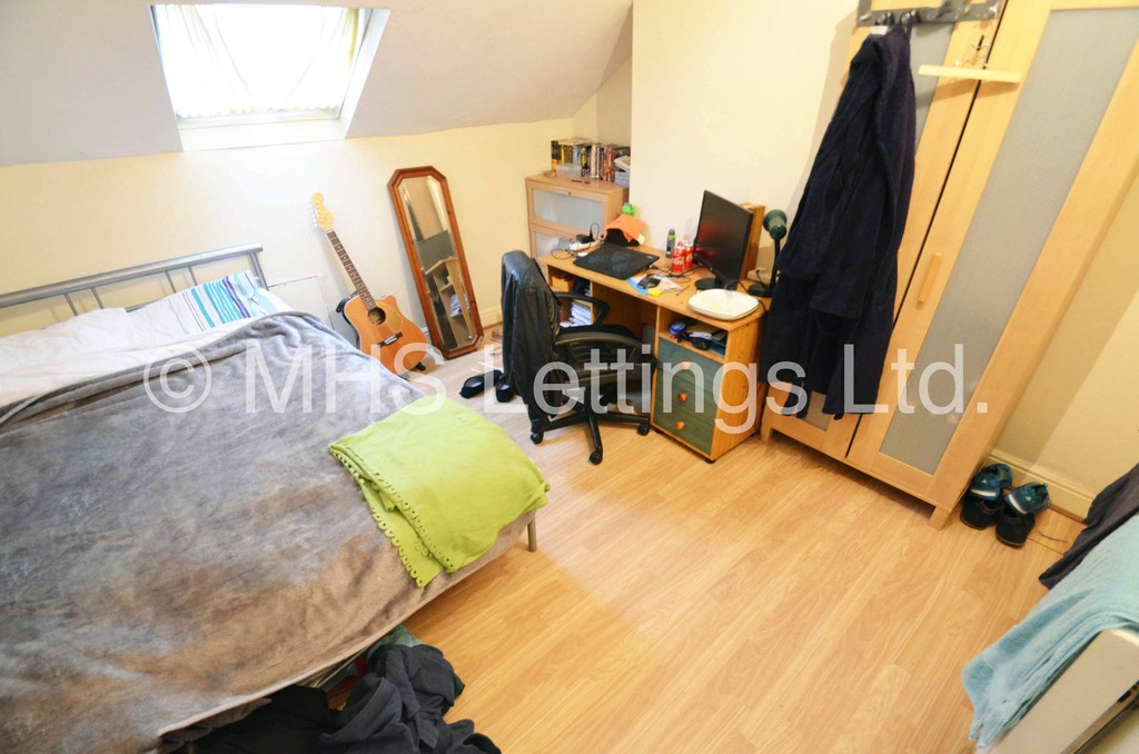 Photo of 4 Bedroom End Terraced House in 12 Delph Lane, Leeds, LS6 2HQ