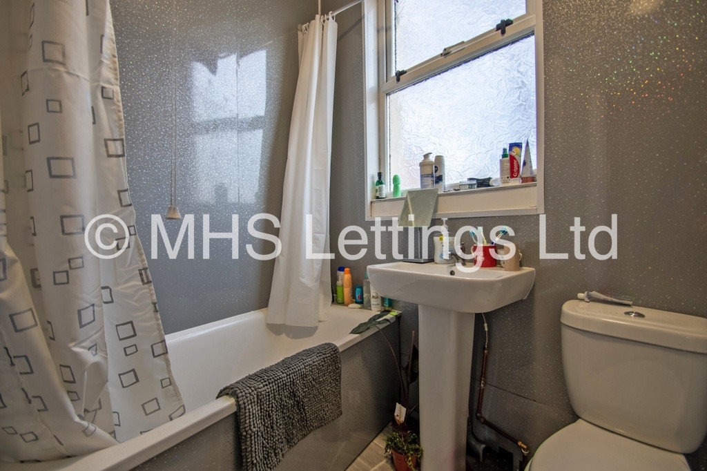 Photo of 4 Bedroom End Terraced House in 12 Delph Lane, Leeds, LS6 2HQ