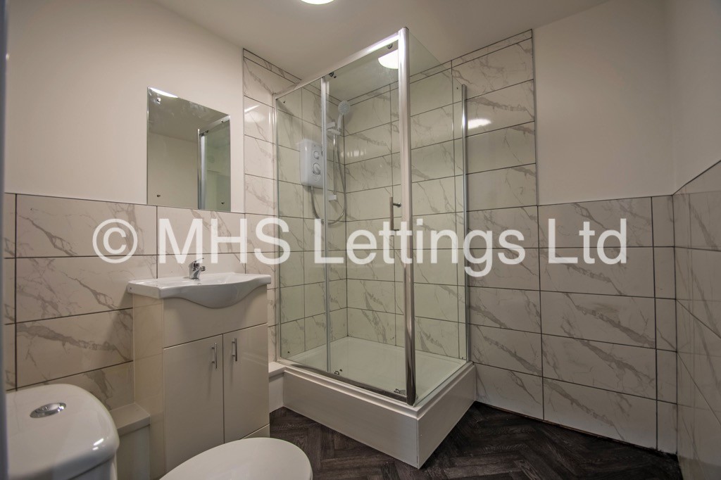 Photo of 2 Bedroom Flat in Flat 1, 2 Raincliffe Grove, Leeds, LS9 9LP