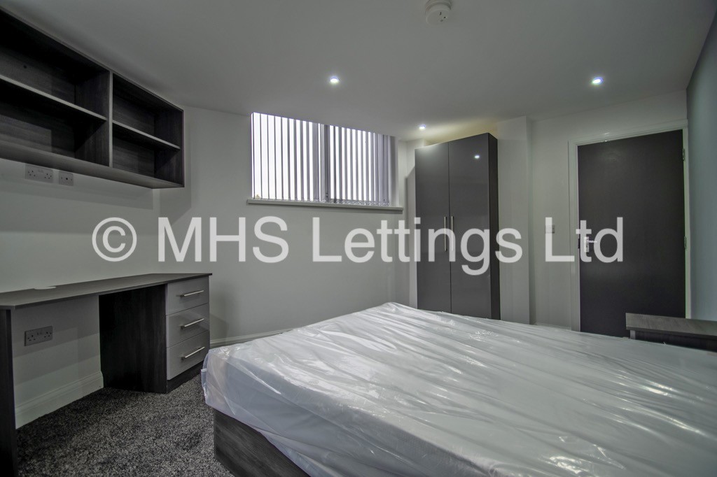 Photo of 2 Bedroom Flat in Flat 1, 2 Raincliffe Grove, Leeds, LS9 9LP