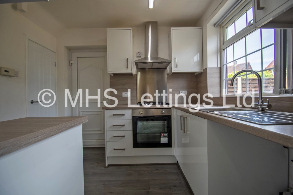 Photo of 2 Bedroom Semi-Detached House in 8 Old Farm Close, Leeds, LS16 5DG