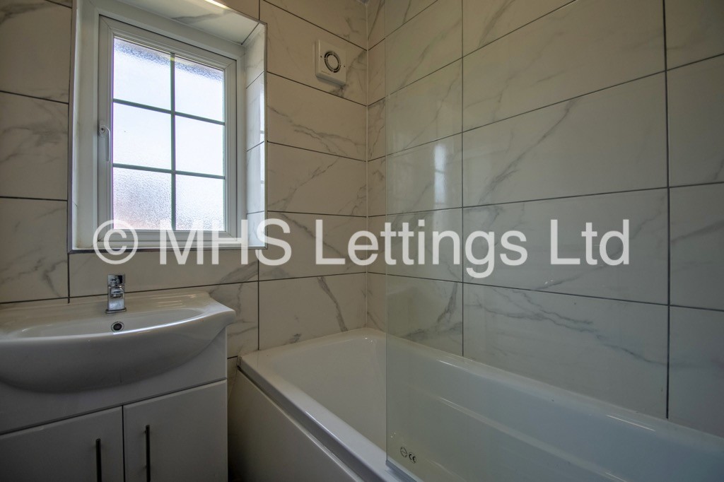 Photo of 2 Bedroom Semi-Detached House in 8 Old Farm Close, Leeds, LS16 5DG