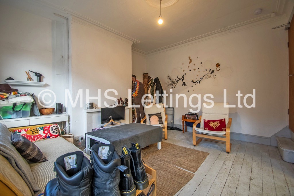 Photo of 2 Bedroom Mid Terraced House in 8 Pennington Grove, Leeds, LS6 2JL