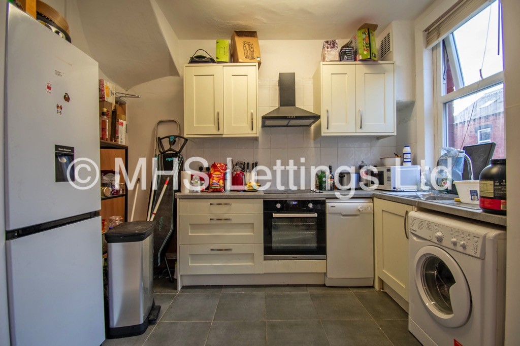 Photo of 2 Bedroom Mid Terraced House in 8 Pennington Grove, Leeds, LS6 2JL