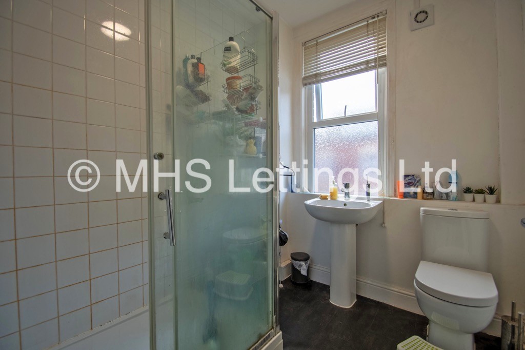 Photo of 2 Bedroom Mid Terraced House in 8 Pennington Grove, Leeds, LS6 2JL