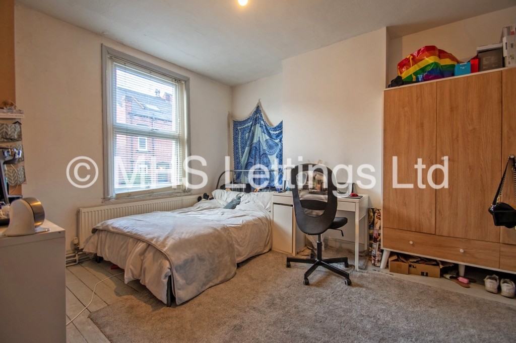 Photo of 2 Bedroom Mid Terraced House in 8 Pennington Grove, Leeds, LS6 2JL
