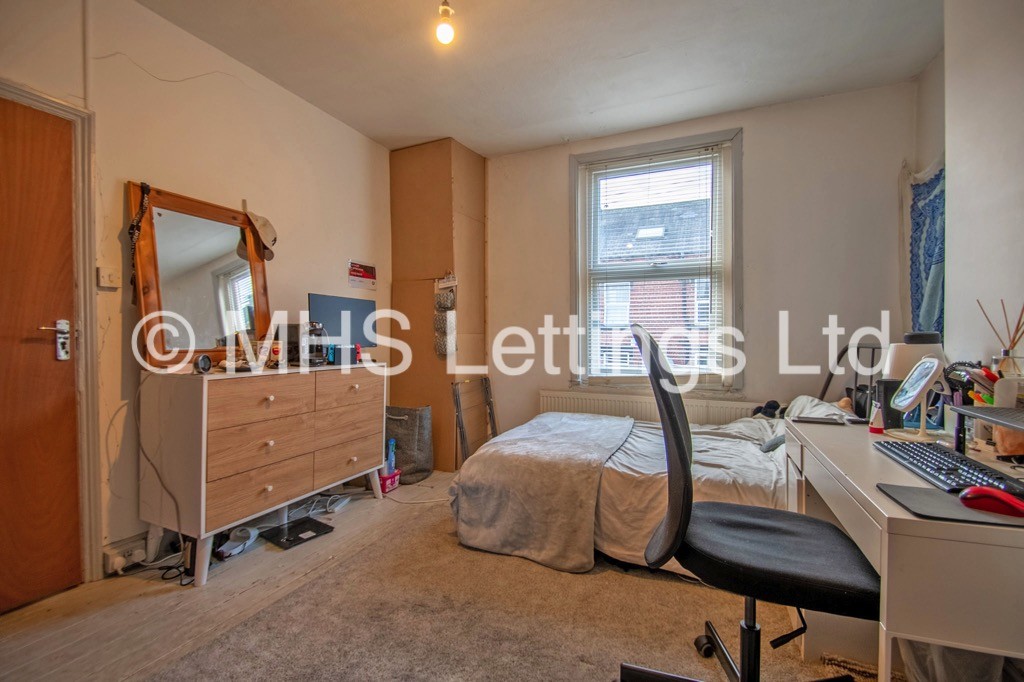 Photo of 2 Bedroom Mid Terraced House in 8 Pennington Grove, Leeds, LS6 2JL