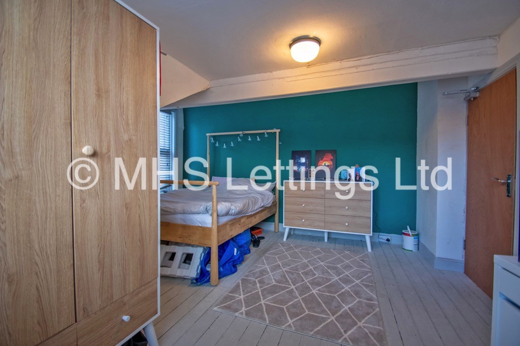 Photo of 2 Bedroom Mid Terraced House in 8 Pennington Grove, Leeds, LS6 2JL