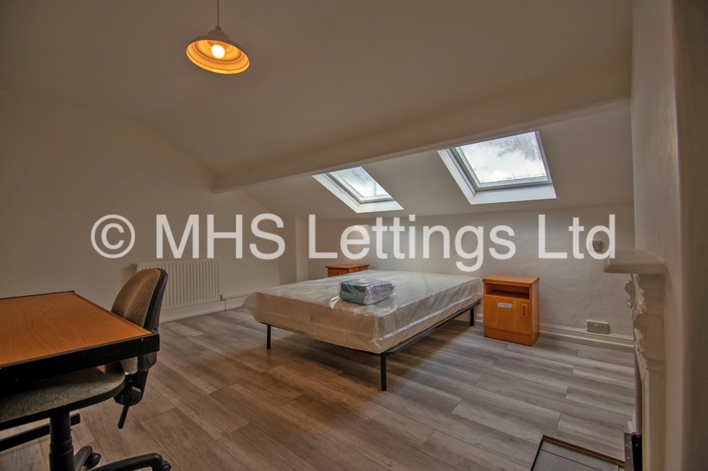 Photo of 5 Bedroom Mid Terraced House in 5 Hanover Square, Leeds, LS3 1AP
