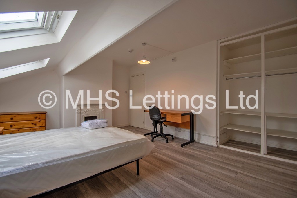 Photo of 5 Bedroom Mid Terraced House in 5 Hanover Square, Leeds, LS3 1AP