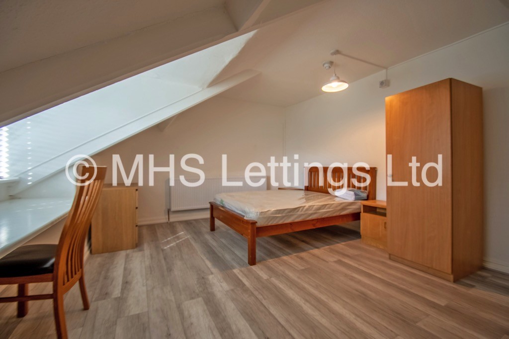 Photo of 5 Bedroom Mid Terraced House in 5 Hanover Square, Leeds, LS3 1AP