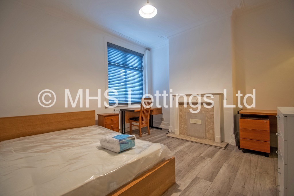 Photo of 5 Bedroom Mid Terraced House in 5 Hanover Square, Leeds, LS3 1AP