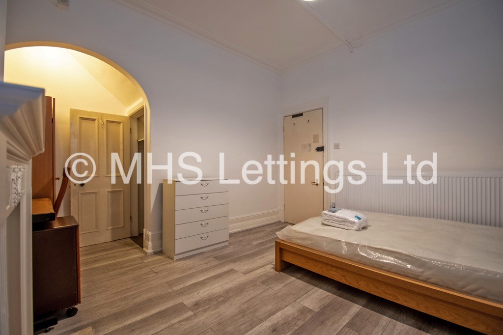 Photo of 5 Bedroom Mid Terraced House in 5 Hanover Square, Leeds, LS3 1AP