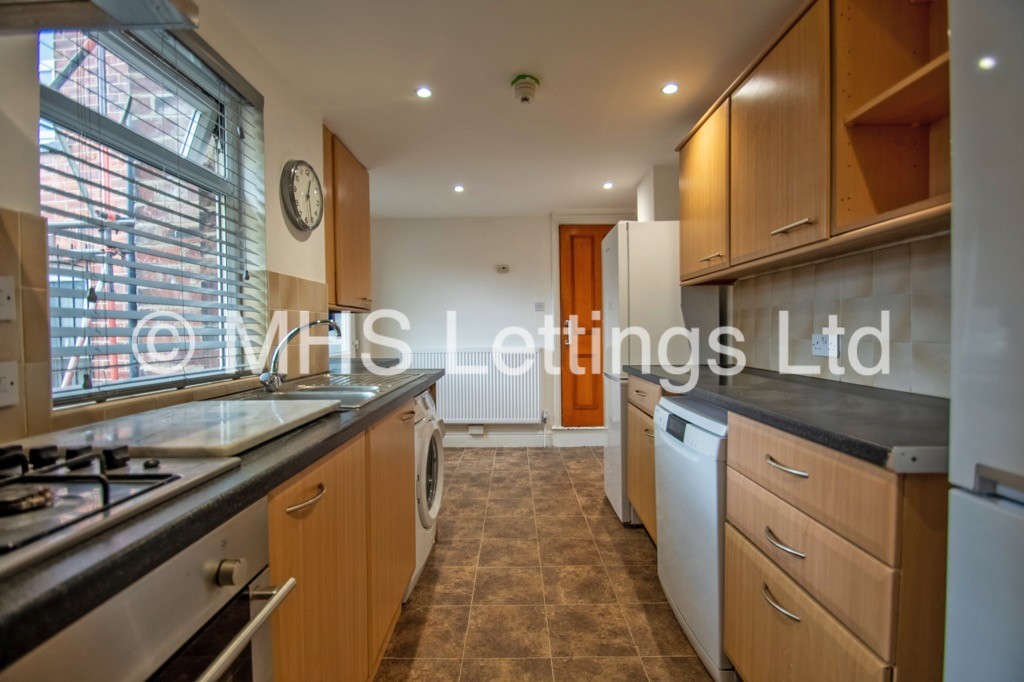 Photo of 5 Bedroom Mid Terraced House in 5 Hanover Square, Leeds, LS3 1AP
