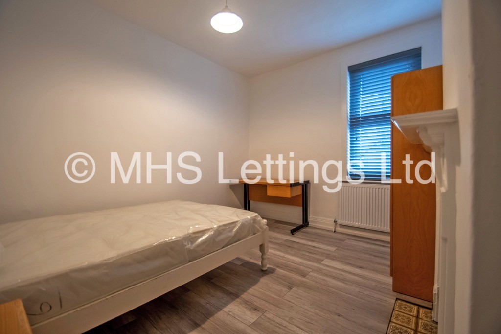 Photo of 5 Bedroom Mid Terraced House in 5 Hanover Square, Leeds, LS3 1AP