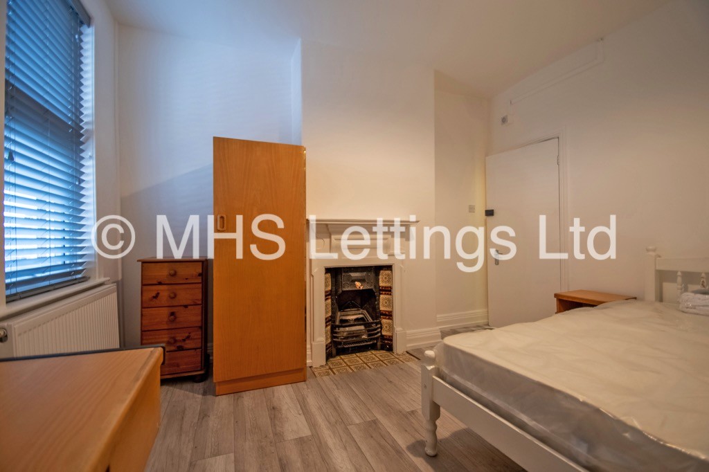 Photo of 5 Bedroom Mid Terraced House in 5 Hanover Square, Leeds, LS3 1AP