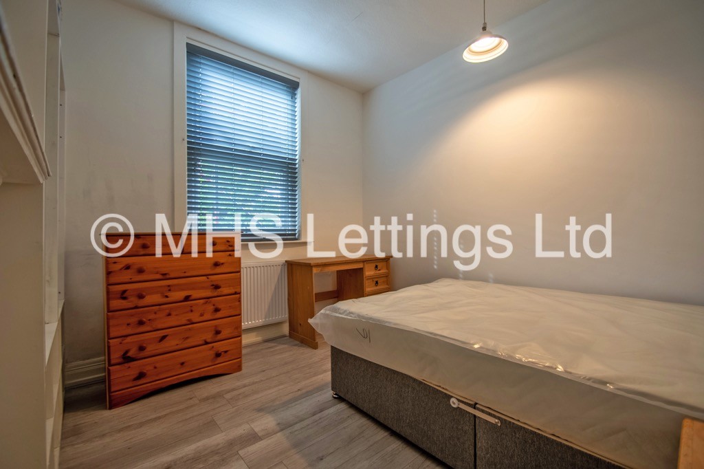 Photo of 5 Bedroom Mid Terraced House in 5 Hanover Square, Leeds, LS3 1AP