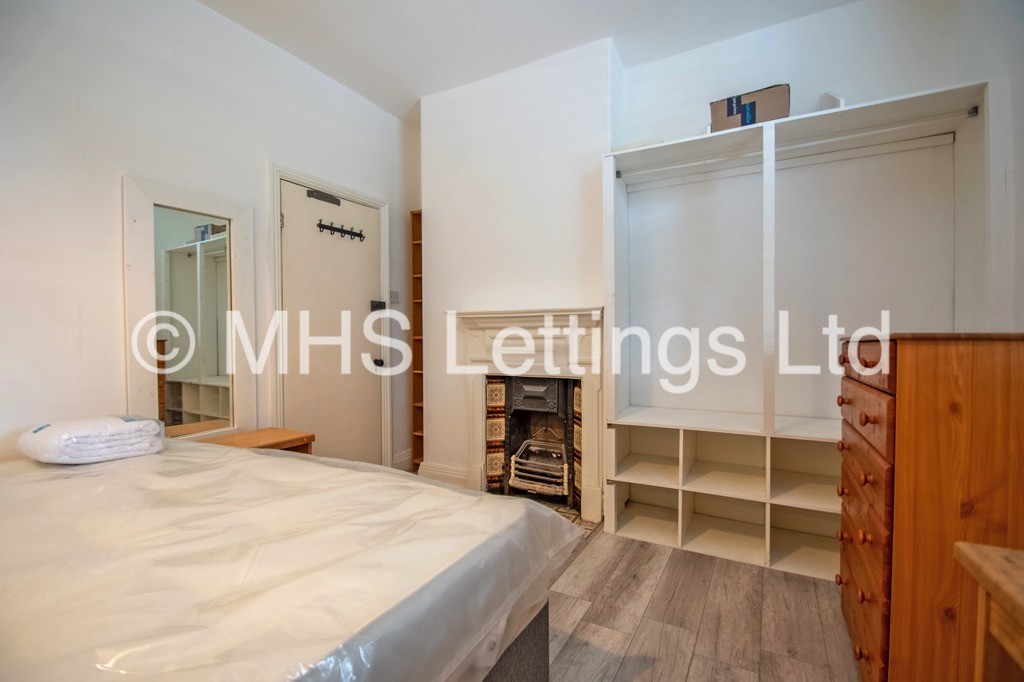 Photo of 5 Bedroom Mid Terraced House in 5 Hanover Square, Leeds, LS3 1AP