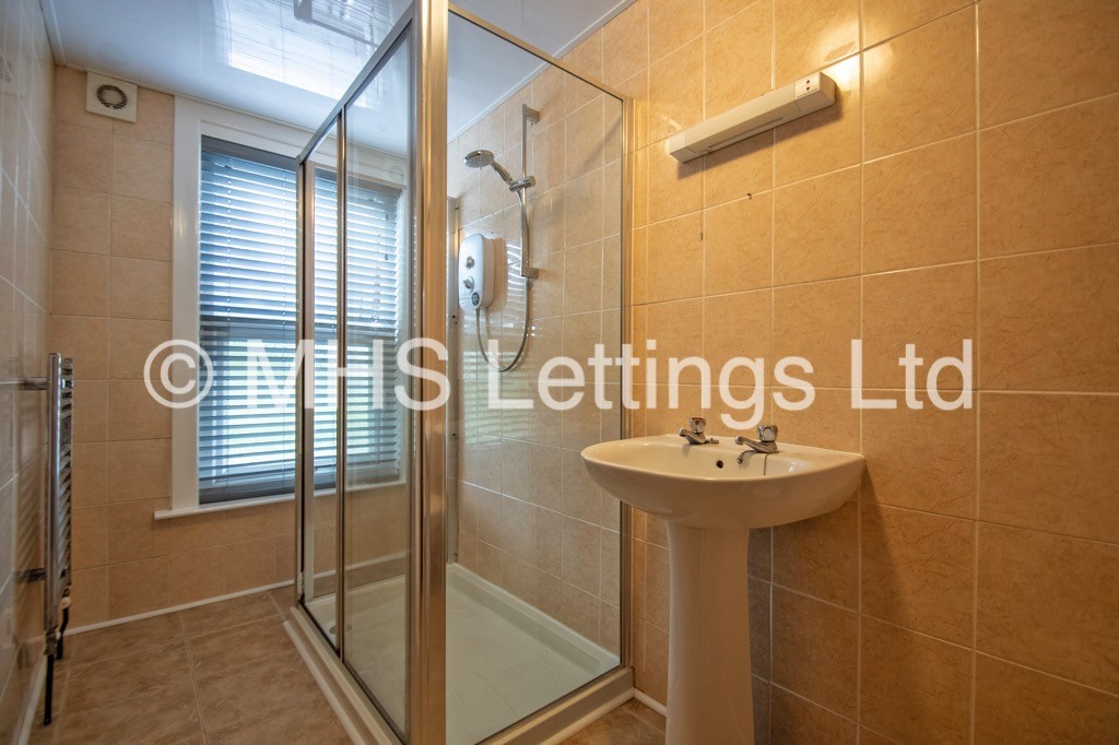Photo of 5 Bedroom Mid Terraced House in 5 Hanover Square, Leeds, LS3 1AP