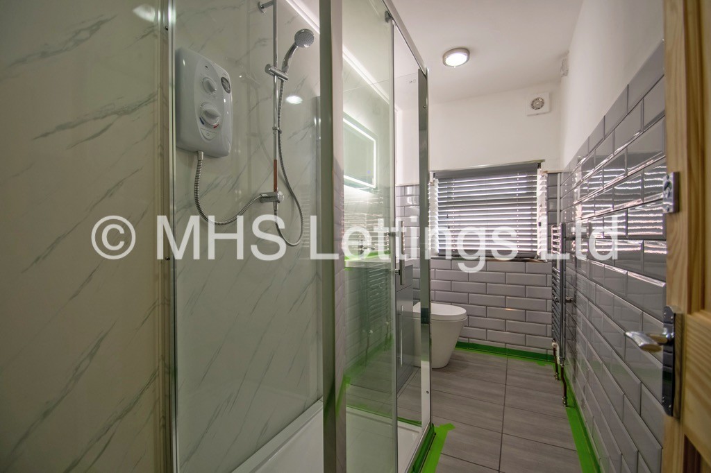 Photo of 5 Bedroom Mid Terraced House in 5 Hanover Square, Leeds, LS3 1AP
