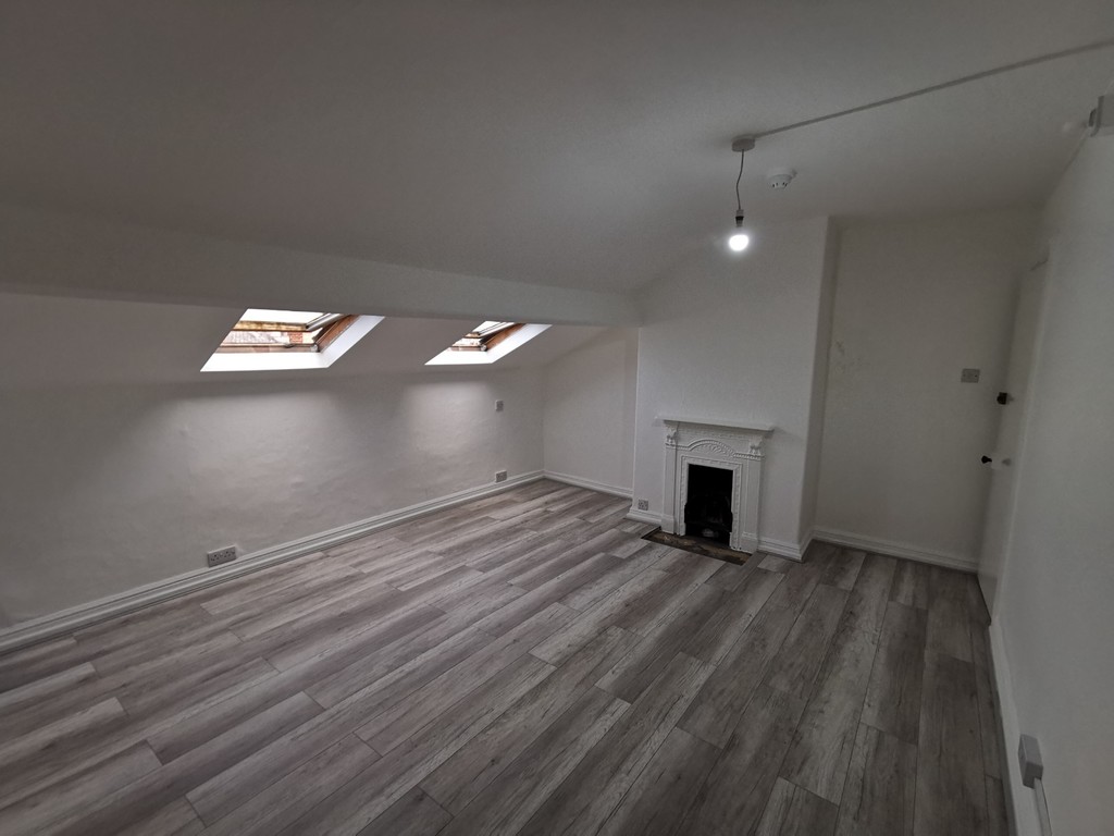 Photo of 4 Bedroom Mid Terraced House in 5 Hanover Square, Leeds, LS3 1AP