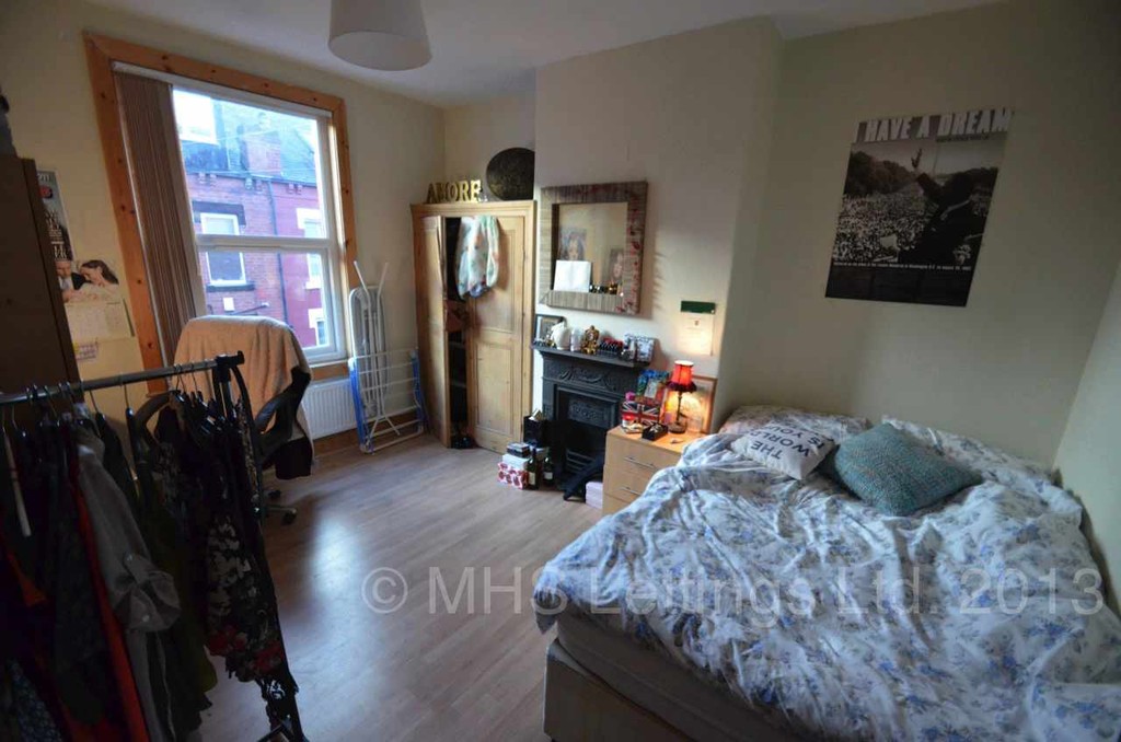 Photo of 3 Bedroom Mid Terraced House in 7 Elizabeth Street, Leeds, LS6 1JF