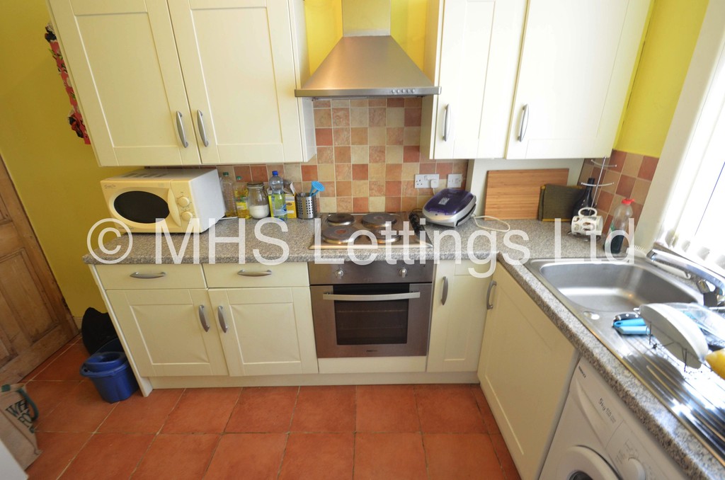 Photo of 3 Bedroom Mid Terraced House in 7 Elizabeth Street, Leeds, LS6 1JF