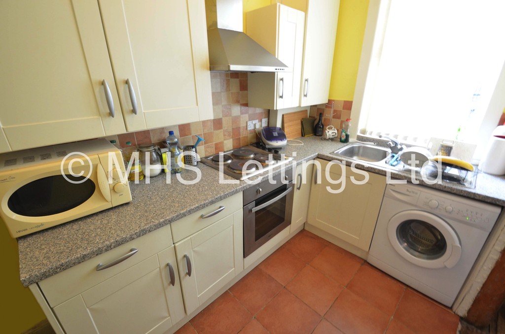 Photo of 3 Bedroom Mid Terraced House in 7 Elizabeth Street, Leeds, LS6 1JF