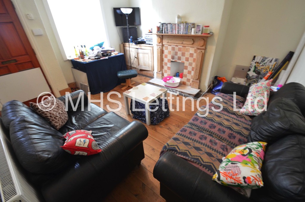 Photo of 3 Bedroom Mid Terraced House in 7 Elizabeth Street, Leeds, LS6 1JF