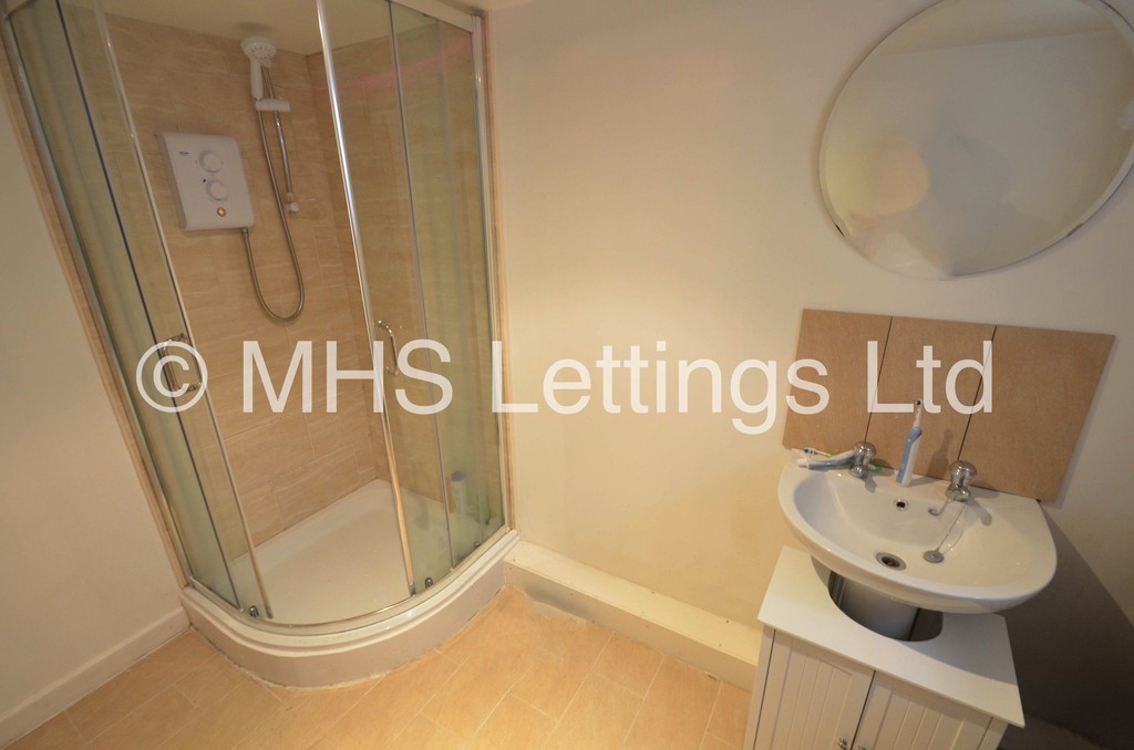 Photo of 3 Bedroom Mid Terraced House in 7 Elizabeth Street, Leeds, LS6 1JF