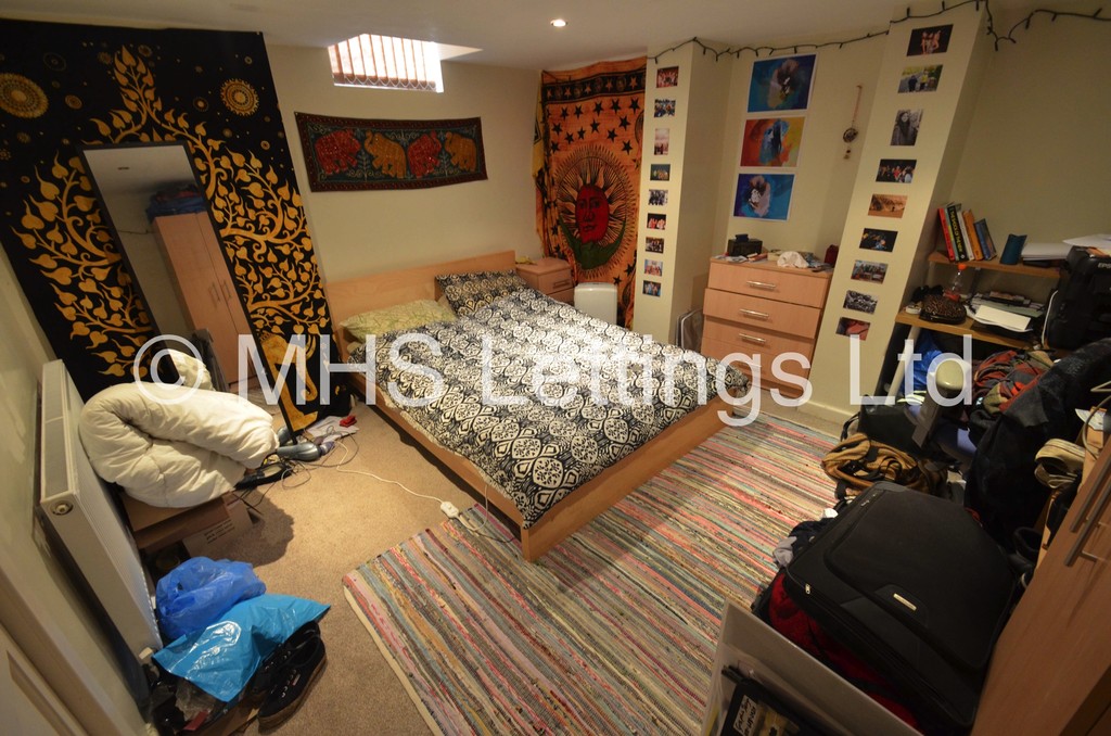 Photo of 3 Bedroom Mid Terraced House in 7 Elizabeth Street, Leeds, LS6 1JF