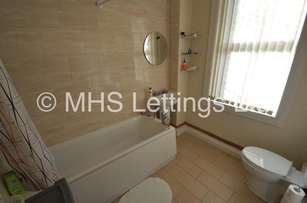 Photo of 3 Bedroom Mid Terraced House in 7 Elizabeth Street, Leeds, LS6 1JF