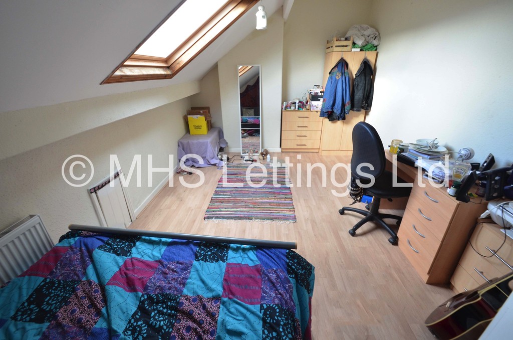 Photo of 3 Bedroom Mid Terraced House in 7 Elizabeth Street, Leeds, LS6 1JF
