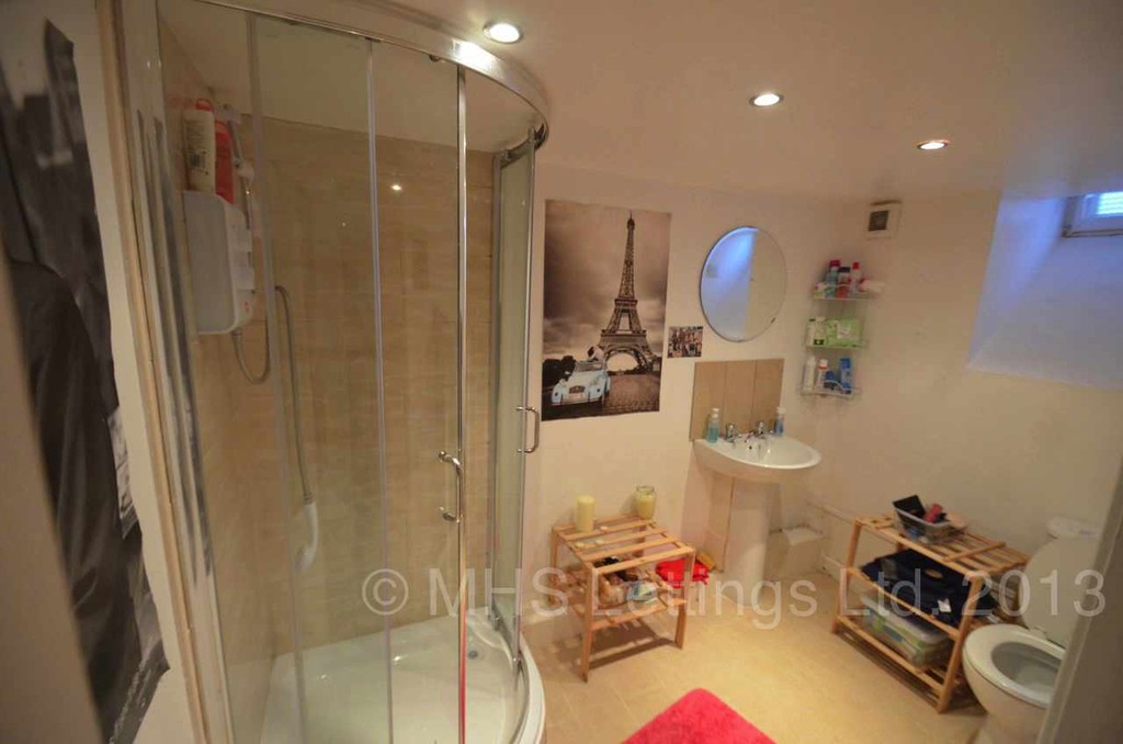 Photo of 3 Bedroom Mid Terraced House in 7 Elizabeth Street, Leeds, LS6 1JF