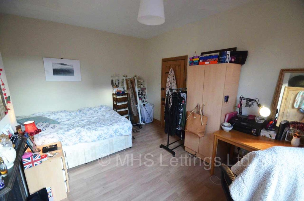 Photo of 3 Bedroom Mid Terraced House in 7 Elizabeth Street, Leeds, LS6 1JF