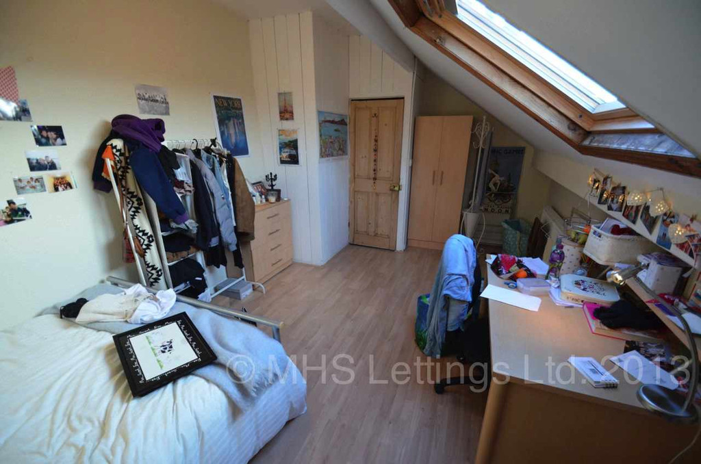 Photo of 3 Bedroom Mid Terraced House in 7 Elizabeth Street, Leeds, LS6 1JF