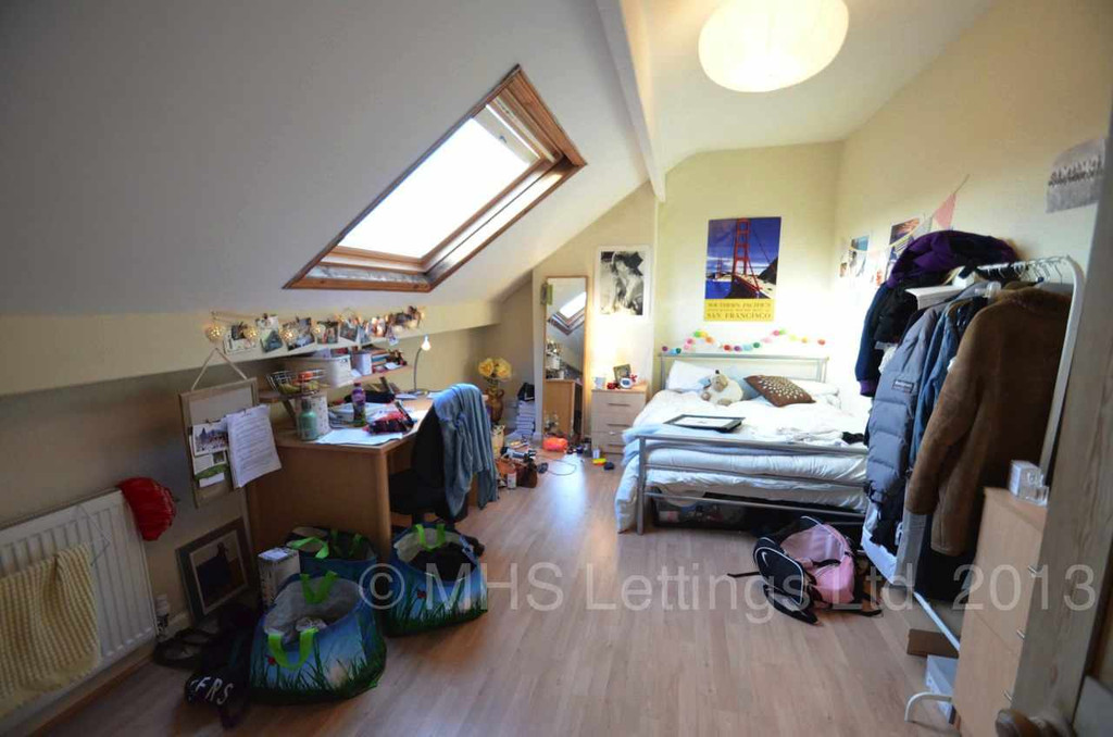 Photo of 3 Bedroom Mid Terraced House in 7 Elizabeth Street, Leeds, LS6 1JF