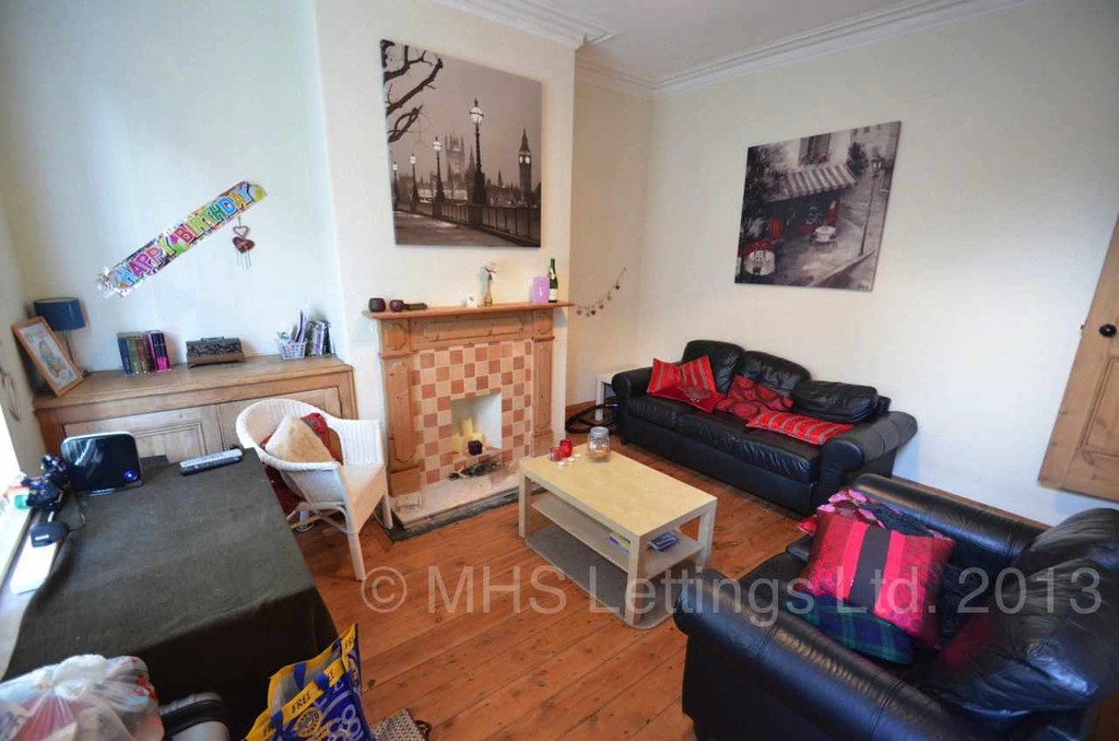 Photo of 3 Bedroom Mid Terraced House in 7 Elizabeth Street, Leeds, LS6 1JF