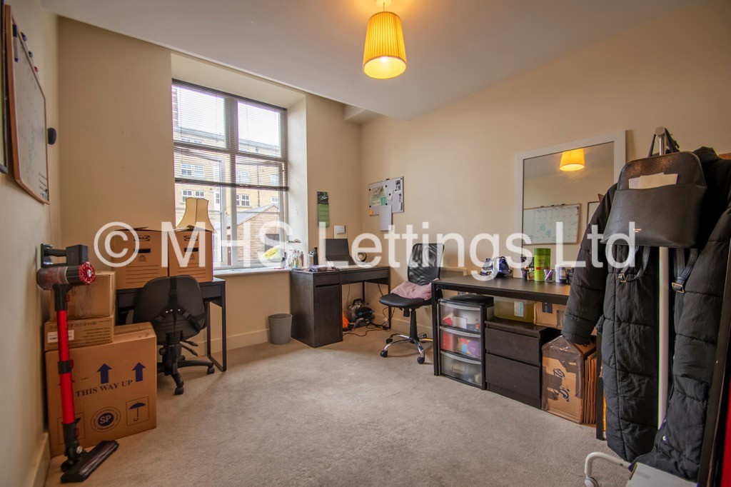 Photo of 2 Bedroom Ground Floor Flat in 24 Winker Green Lodge, Leeds, LS12 3DH