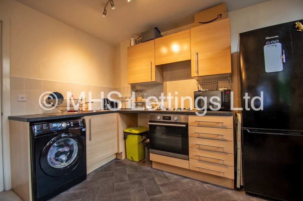 Photo of 2 Bedroom Ground Floor Flat in 24 Winker Green Lodge, Leeds, LS12 3DH