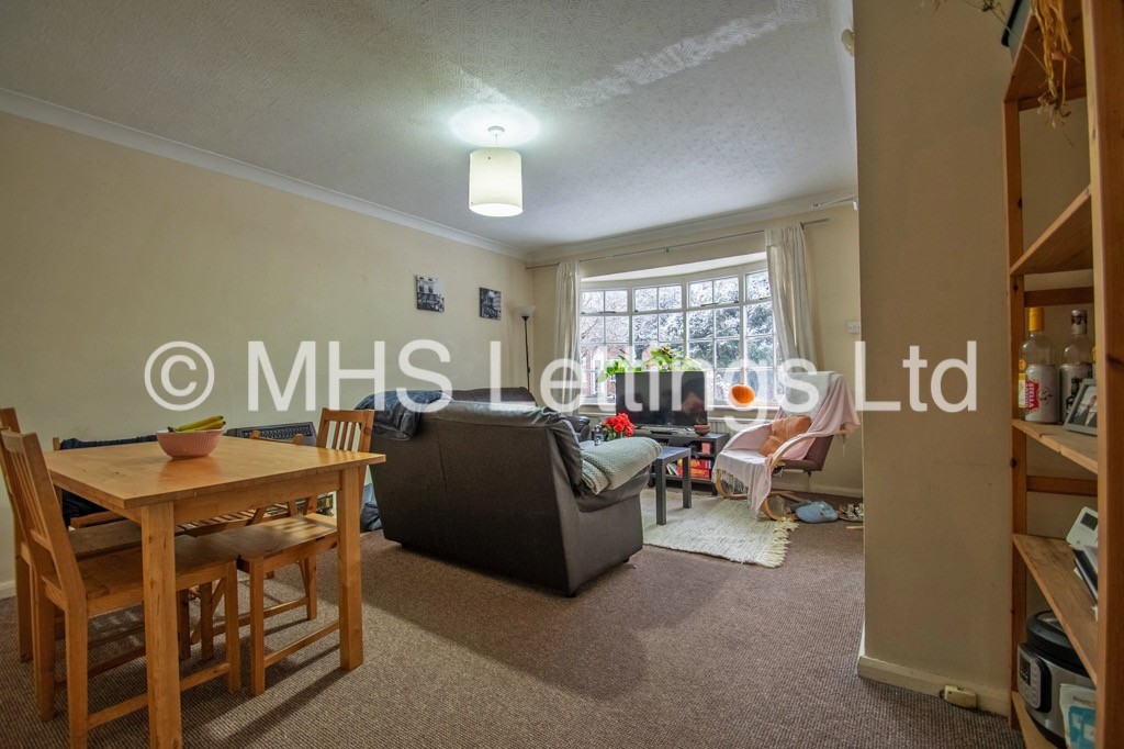 Photo of 4 Bedroom Mid Terraced House in 3 North Grange Mews, Leeds, LS6 2EW