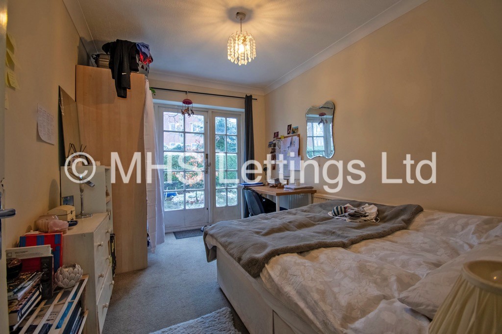 Photo of 4 Bedroom Mid Terraced House in 3 North Grange Mews, Leeds, LS6 2EW